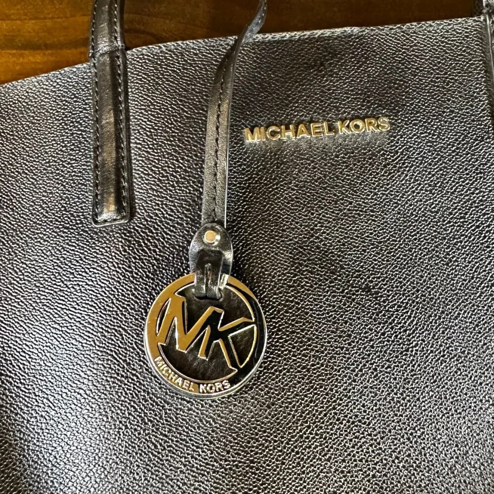 MICHAEL Michael Kors Hayley Large Convertible Tote & Zip Pouch - Black Leather - Picture 3 of 12